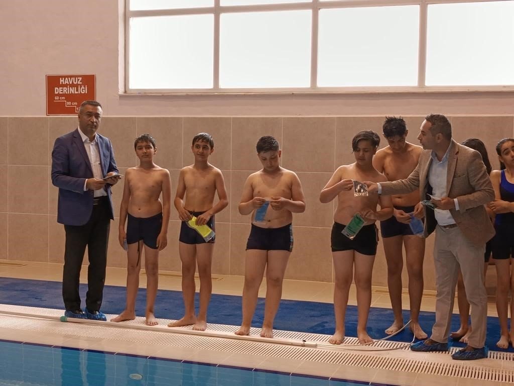 Depremzede çocuklara yüzme eğitimi