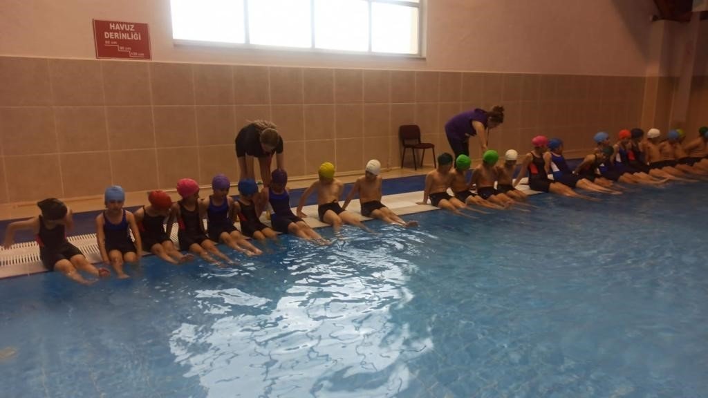 Depremzede çocuklara yüzme eğitimi