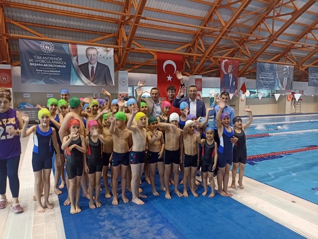 Depremzede çocuklara yüzme eğitimi