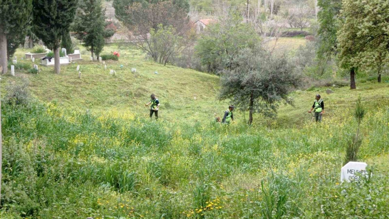 Ramazan bayramı öncesi mezarlıklarda temizlik ve bakım çalışması