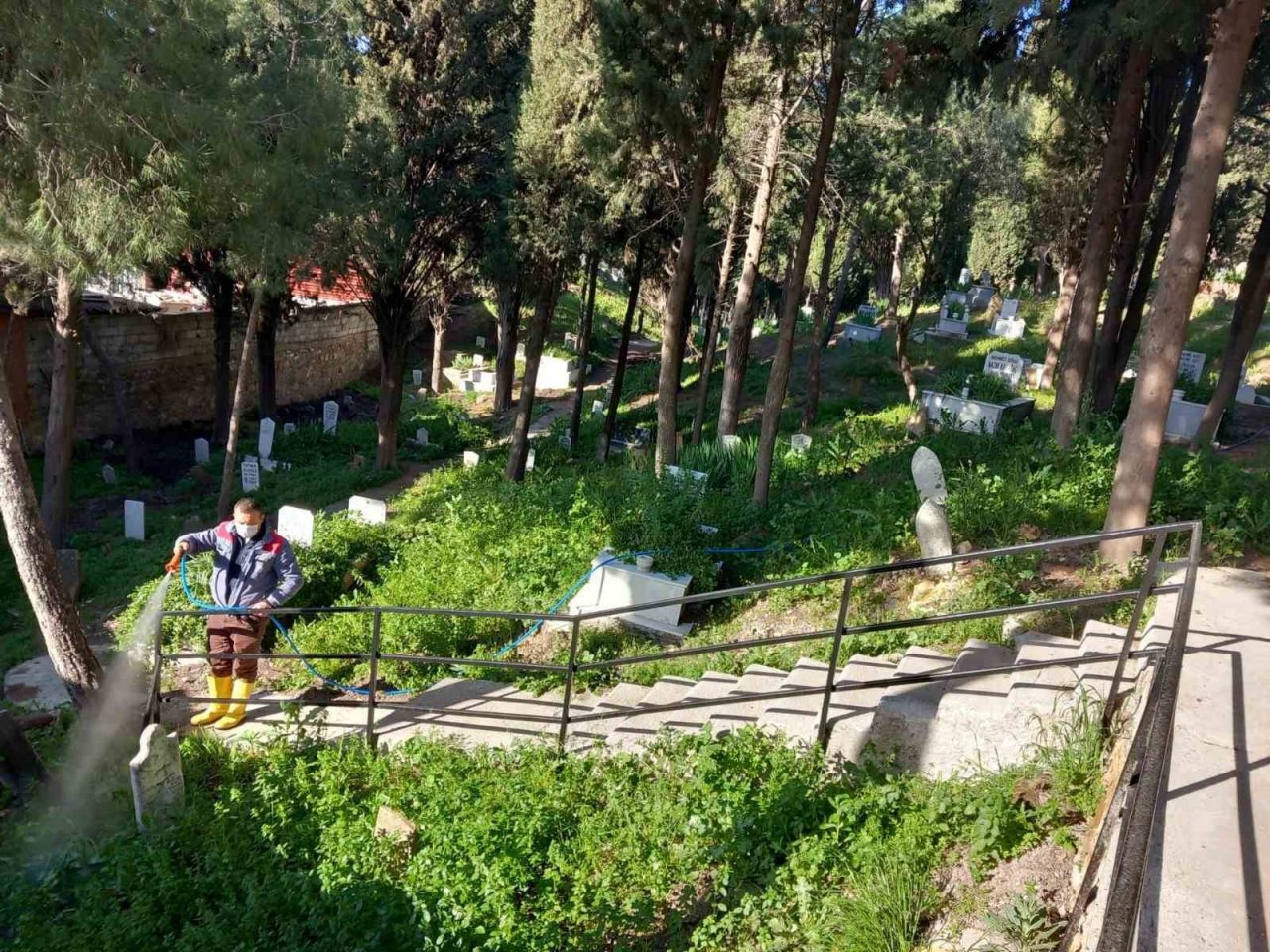 Ramazan bayramı öncesi mezarlıklarda temizlik ve bakım çalışması