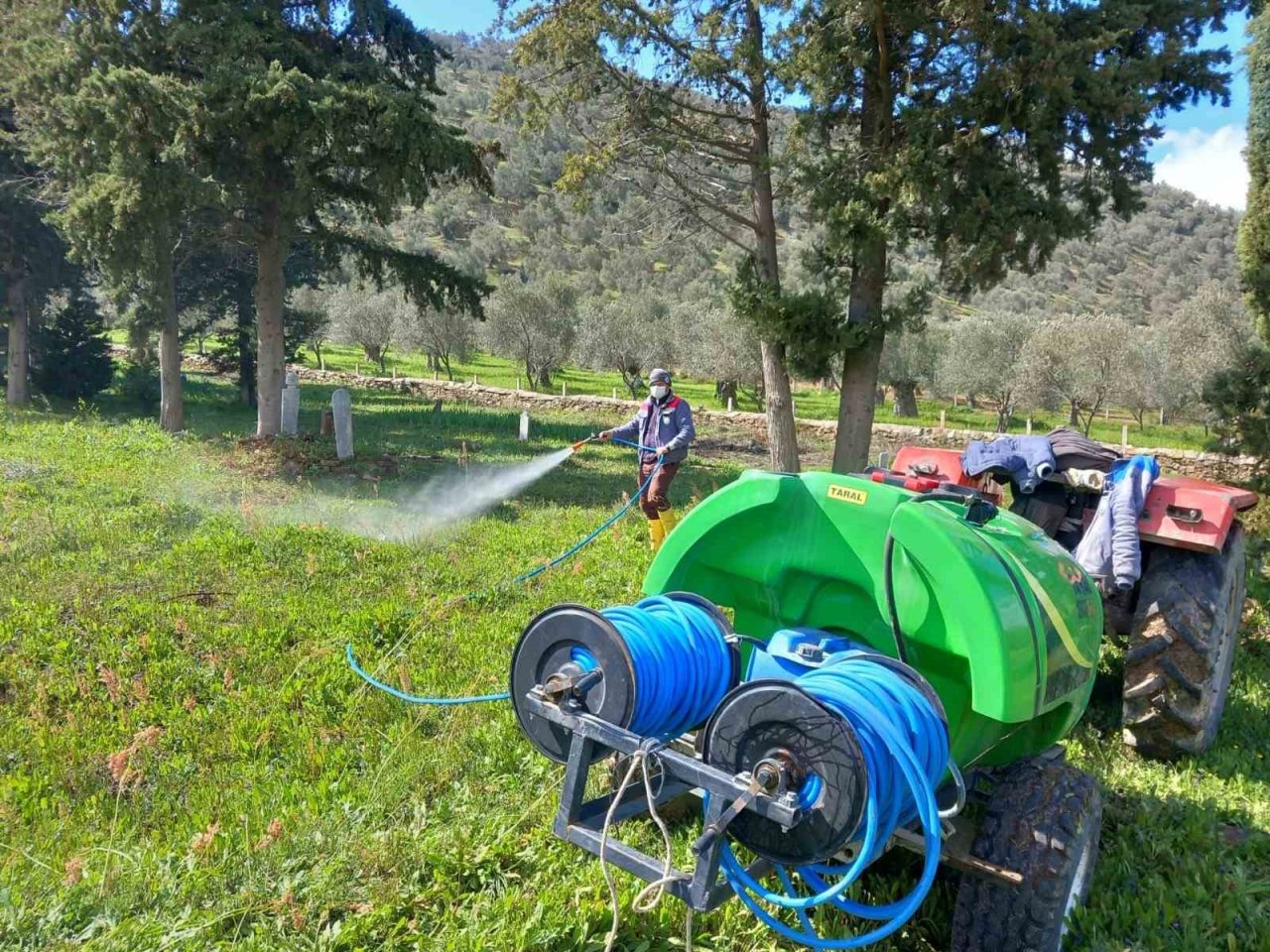 Ramazan bayramı öncesi mezarlıklarda temizlik ve bakım çalışması