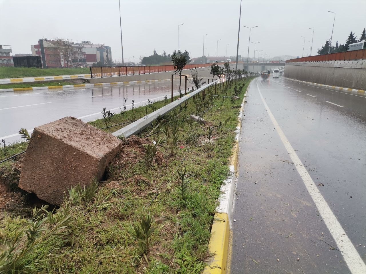 Bandırma’da otoyolda su birikintisi zincirleme kazaya neden oldu
