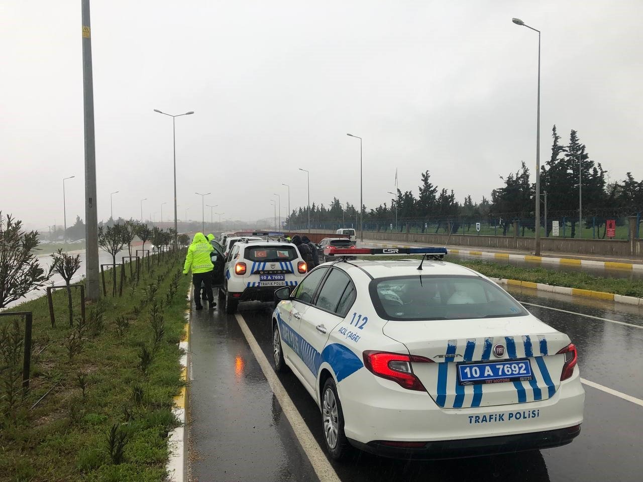 Bandırma’da otoyolda su birikintisi zincirleme kazaya neden oldu