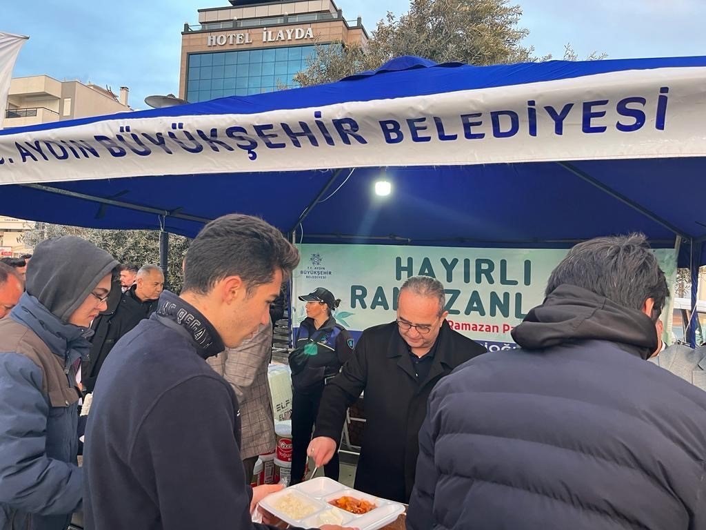 Başkan Ömer Günel Kuşadalılarla iftarda buluştu