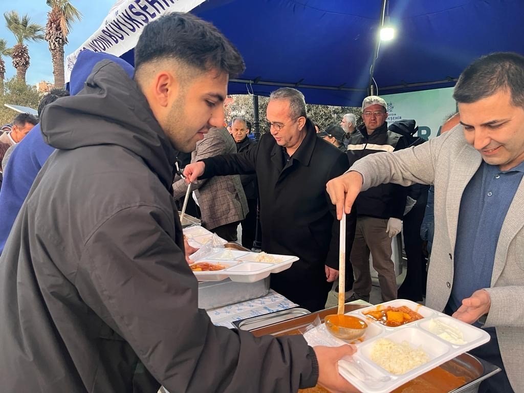 Başkan Ömer Günel Kuşadalılarla iftarda buluştu