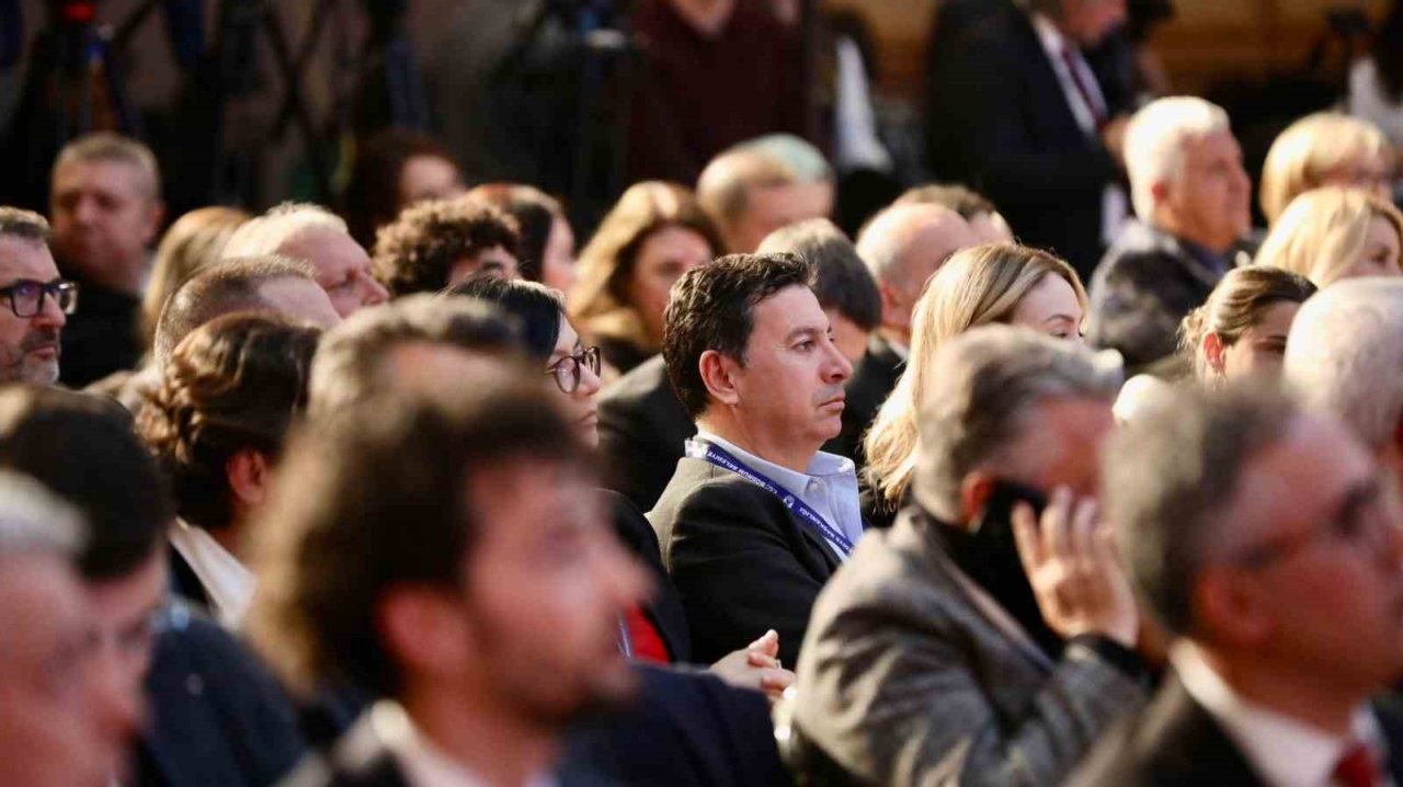 Bodrum standında protokol üyeleri ve turizmciler bir arada