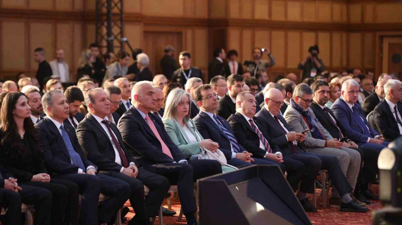 Bodrum standında protokol üyeleri ve turizmciler bir arada