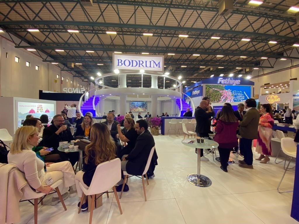 Bodrum standında protokol üyeleri ve turizmciler bir arada