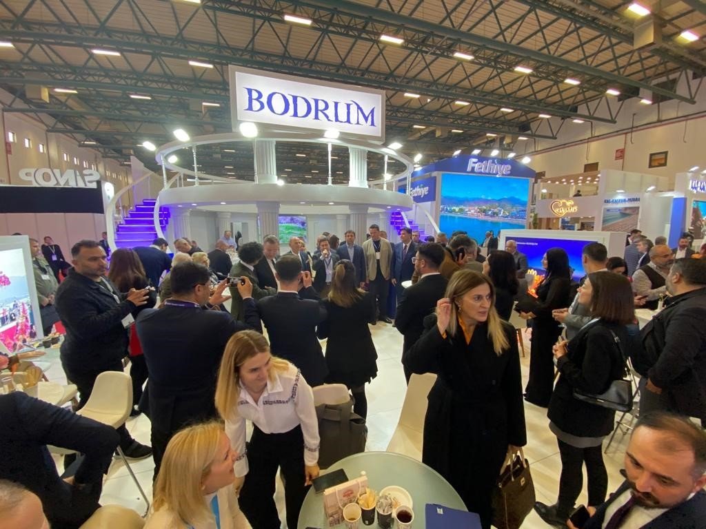 Bodrum standında protokol üyeleri ve turizmciler bir arada