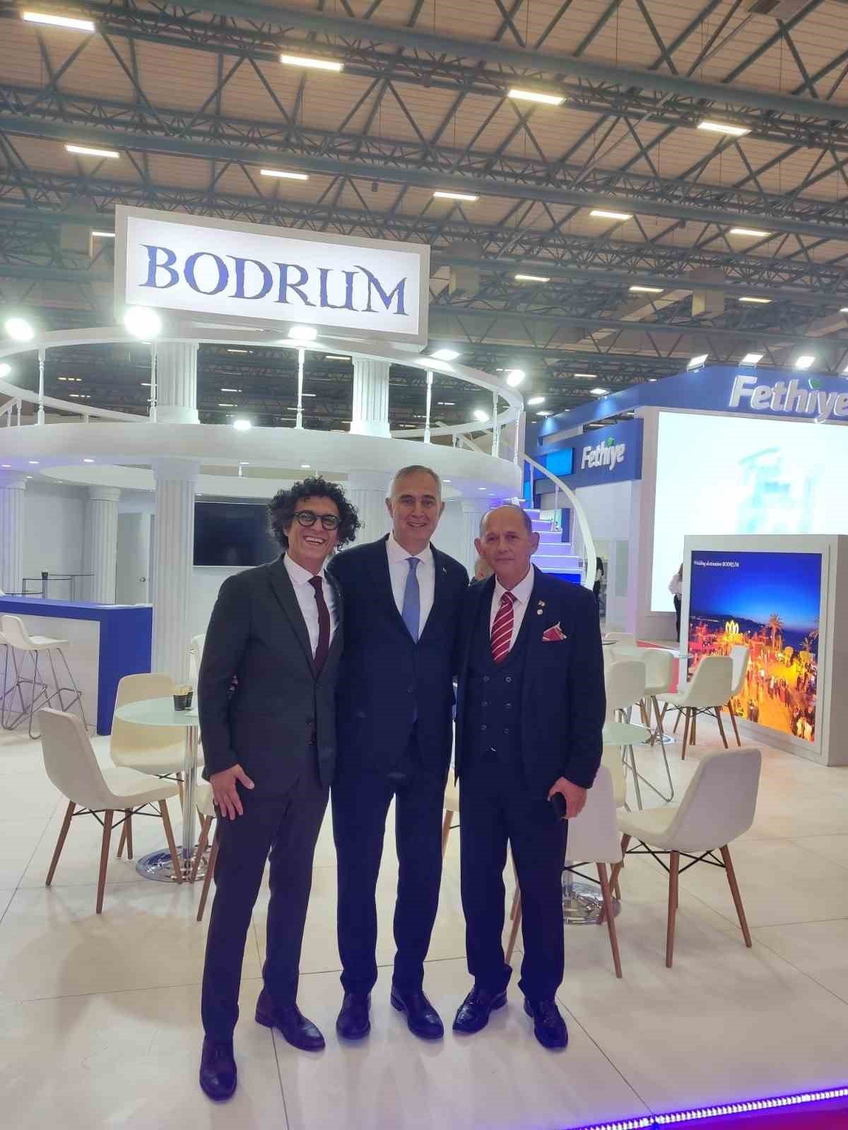 Bodrum standında protokol üyeleri ve turizmciler bir arada