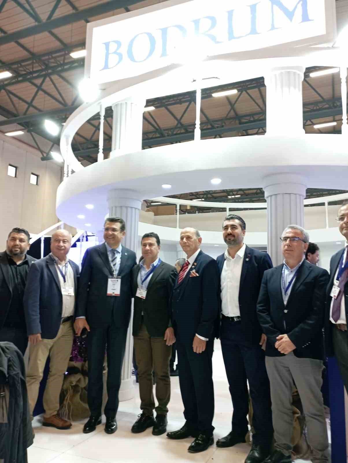Bodrum standında protokol üyeleri ve turizmciler bir arada
