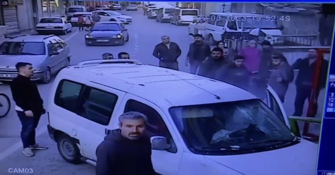 Dalgın sürücü hafif ticari aracıyla markete böyle daldı