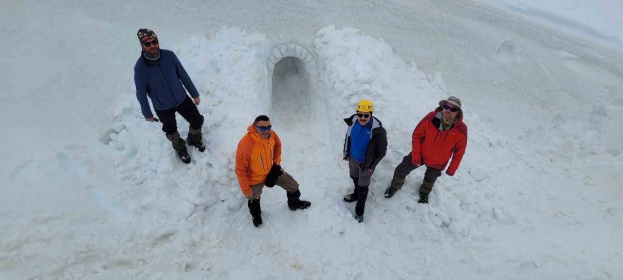 Uludağ’da nisan ortasında kar mağarası yapıp, gece konakladılar