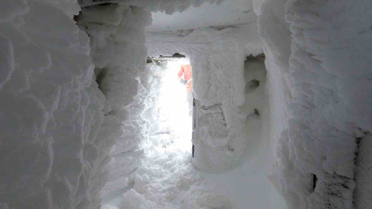 Uludağ’da nisan ortasında kar mağarası yapıp, gece konakladılar