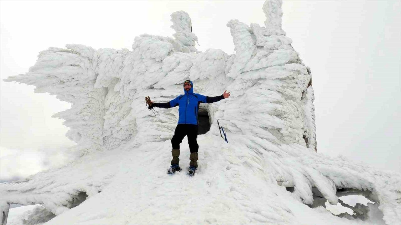 Uludağ’da nisan ortasında kar mağarası yapıp, gece konakladılar