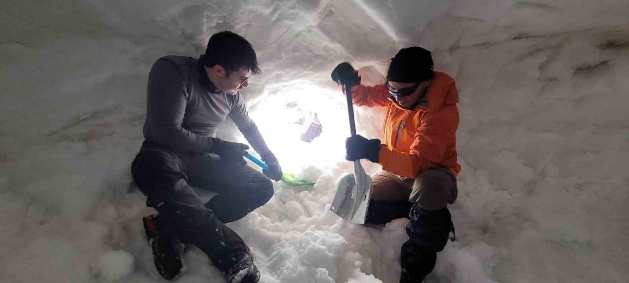 Uludağ’da nisan ortasında kar mağarası yapıp, gece konakladılar