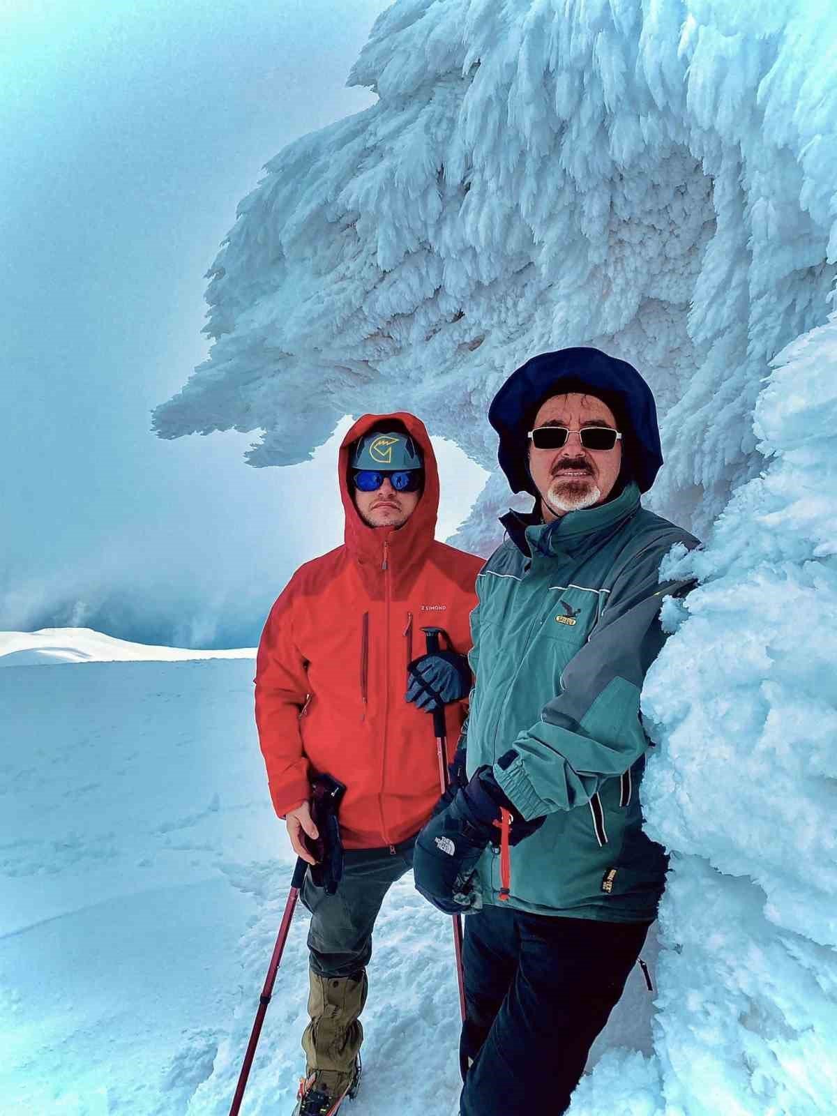 Uludağ’da nisan ortasında kar mağarası yapıp, gece konakladılar