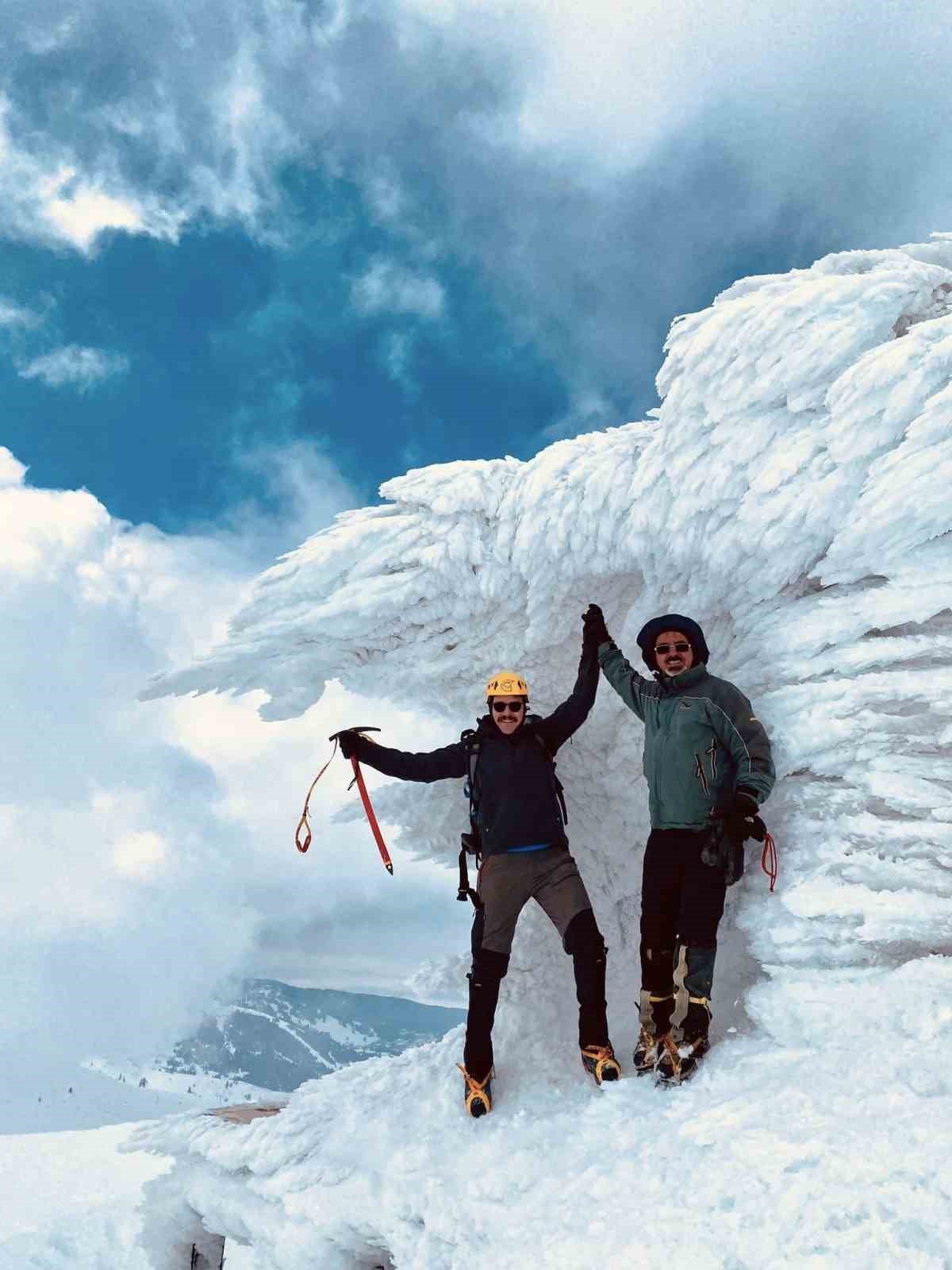 Uludağ’da nisan ortasında kar mağarası yapıp, gece konakladılar