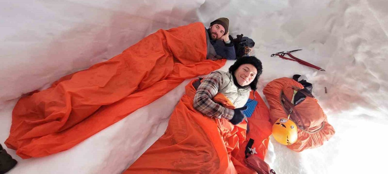 Uludağ’da nisan ortasında kar mağarası yapıp, gece konakladılar