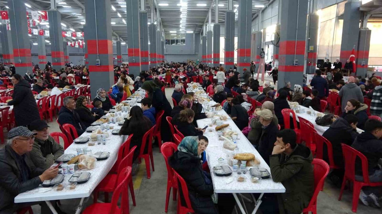Ezine Belediyesi 9 bin kişilik iftar verdi