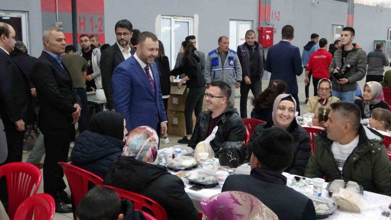 Ezine Belediyesi 9 bin kişilik iftar verdi