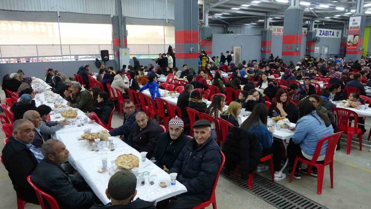 Ezine Belediyesi 9 bin kişilik iftar verdi