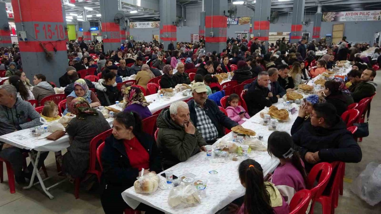 Ezine Belediyesi 9 bin kişilik iftar verdi