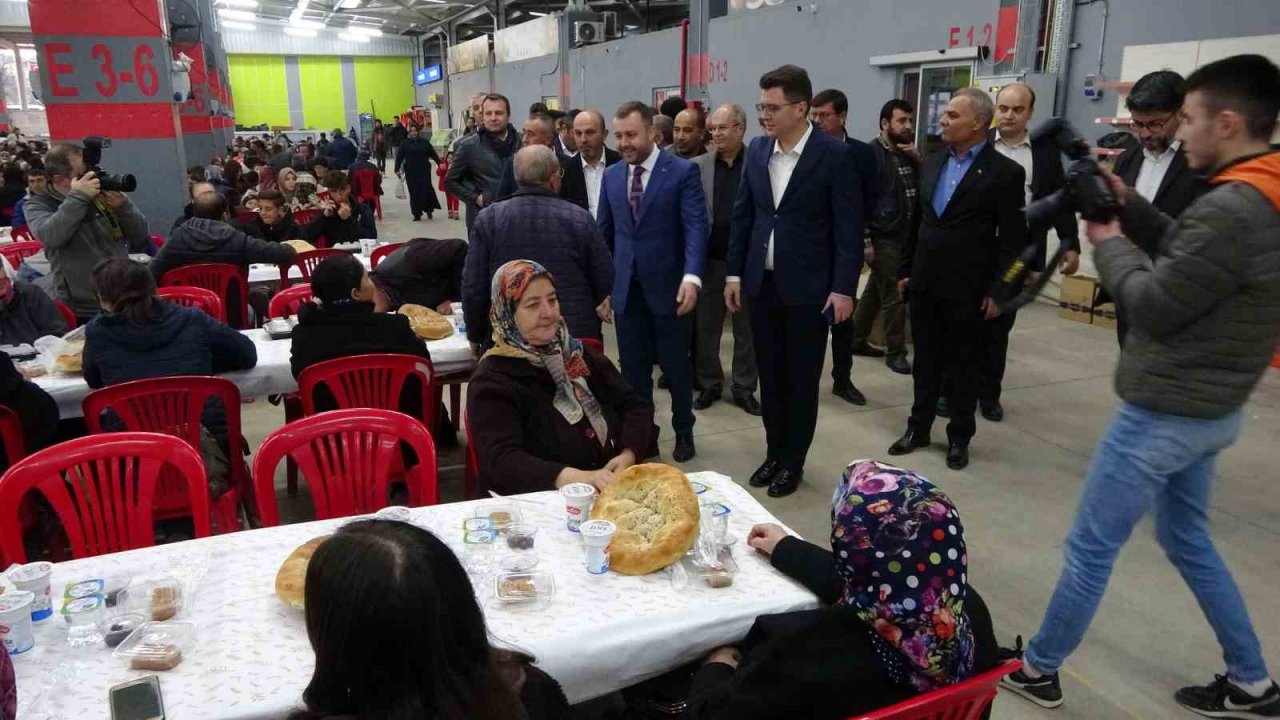 Ezine Belediyesi 9 bin kişilik iftar verdi