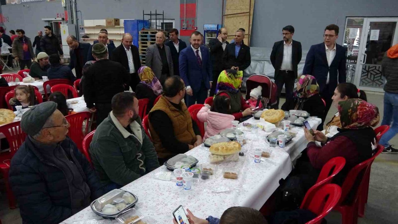 Ezine Belediyesi 9 bin kişilik iftar verdi