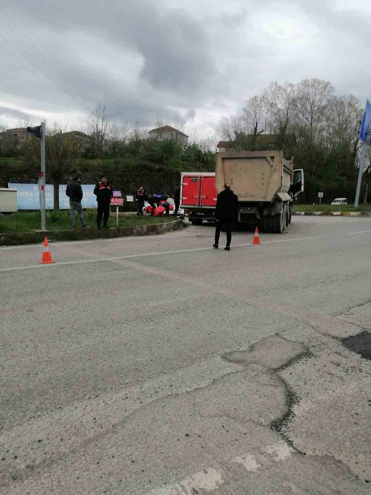 İki kamyon kavşakta çarpıştı
