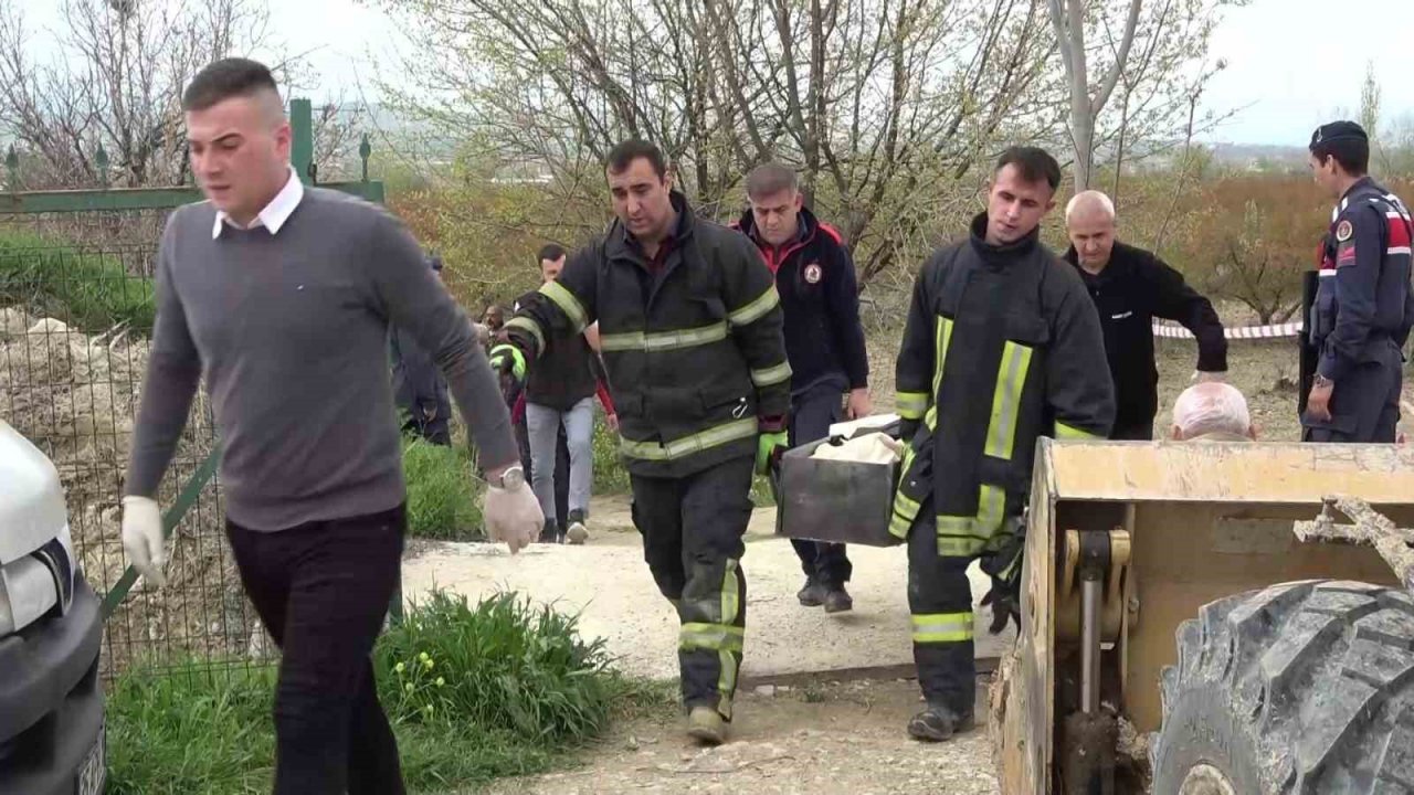 Tarladan dönen çiftçi devrilen traktörün altında can verdi
