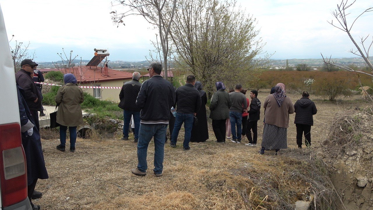 Tarladan dönen çiftçi devrilen traktörün altında can verdi