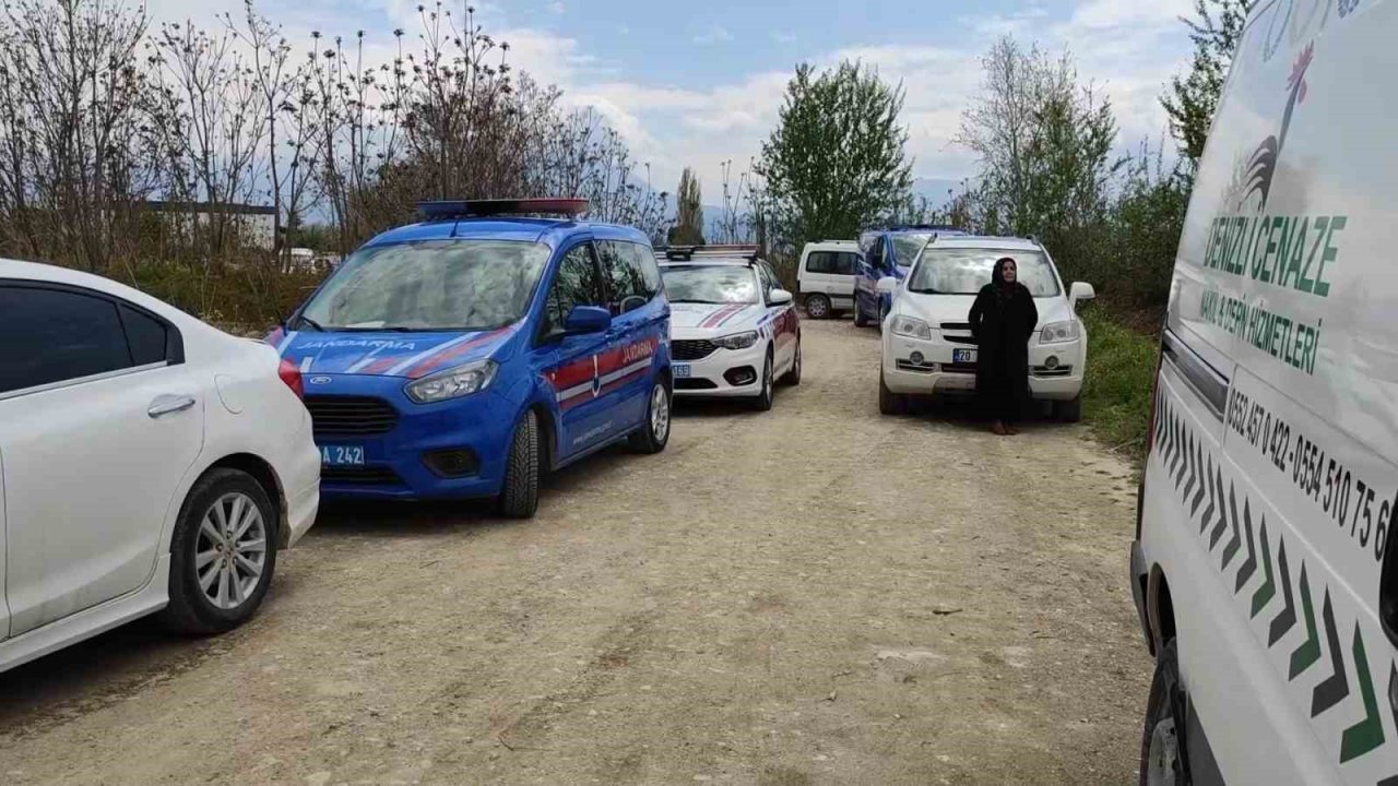 Tarladan dönen çiftçi devrilen traktörün altında can verdi