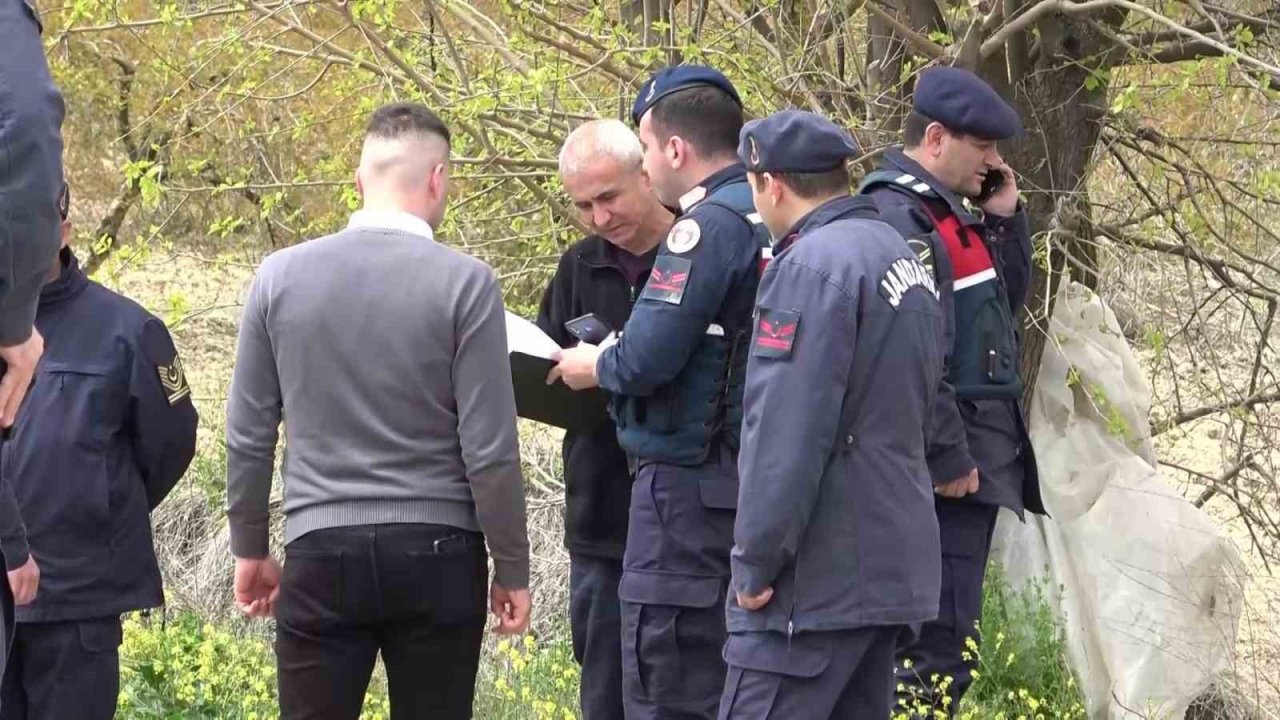 Tarladan dönen çiftçi devrilen traktörün altında can verdi