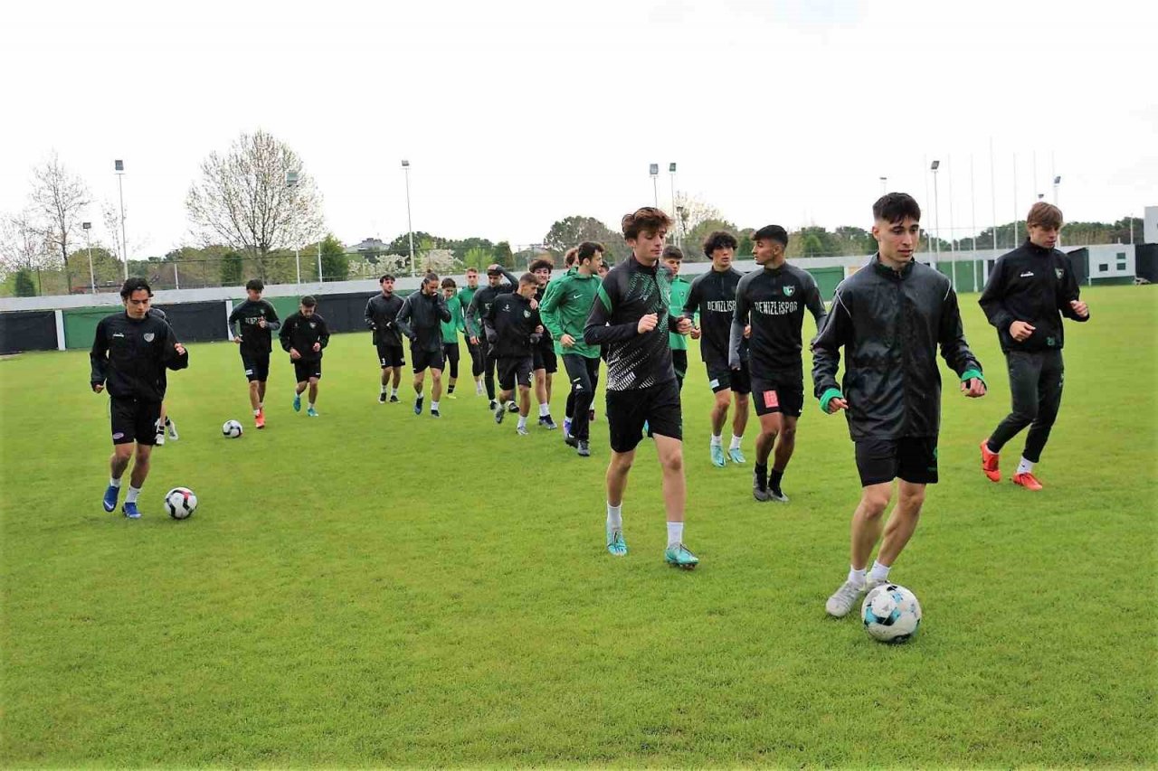 Genç horozlar 4’lü finalde şampiyonluk istiyor