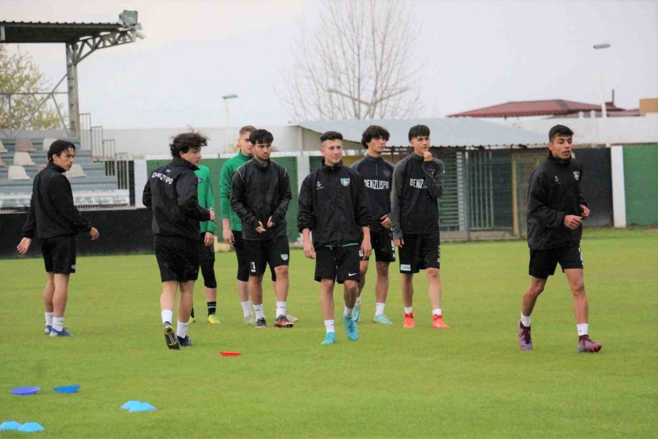 Genç horozlar 4’lü finalde şampiyonluk istiyor