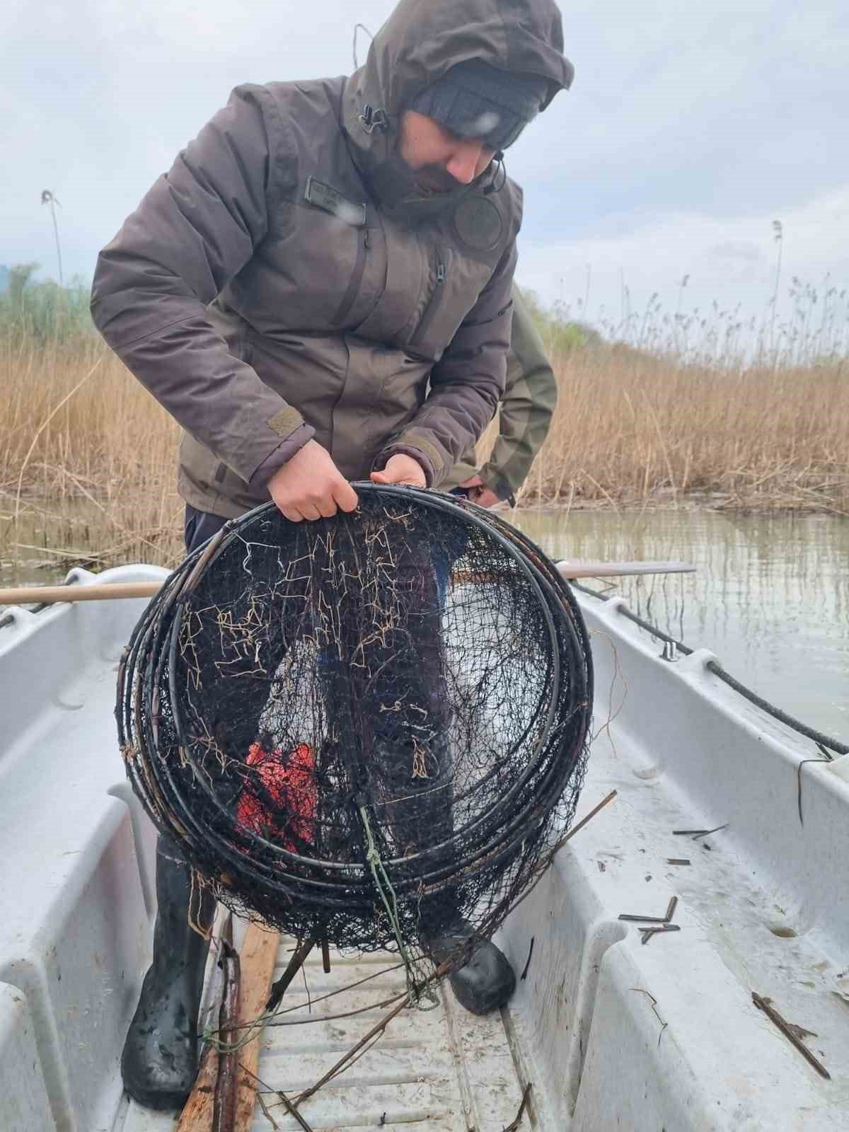 Kaçak avcıların kasnaklarına el konuldu