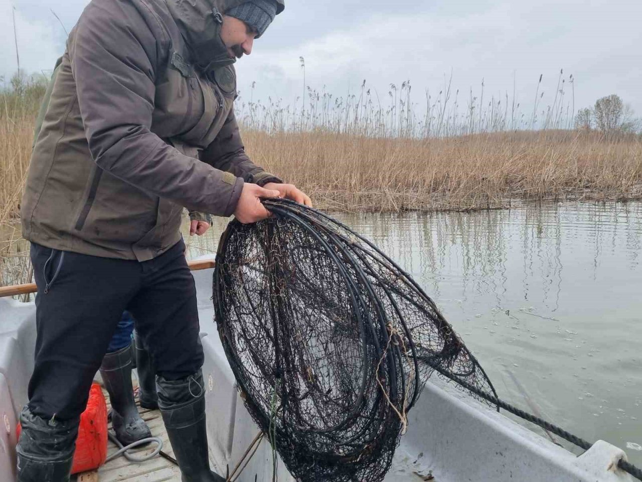 Kaçak avcıların kasnaklarına el konuldu