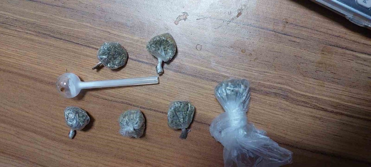 Polislerin huzur operasyonunda silah ve uyuşturucu ele geçirildi