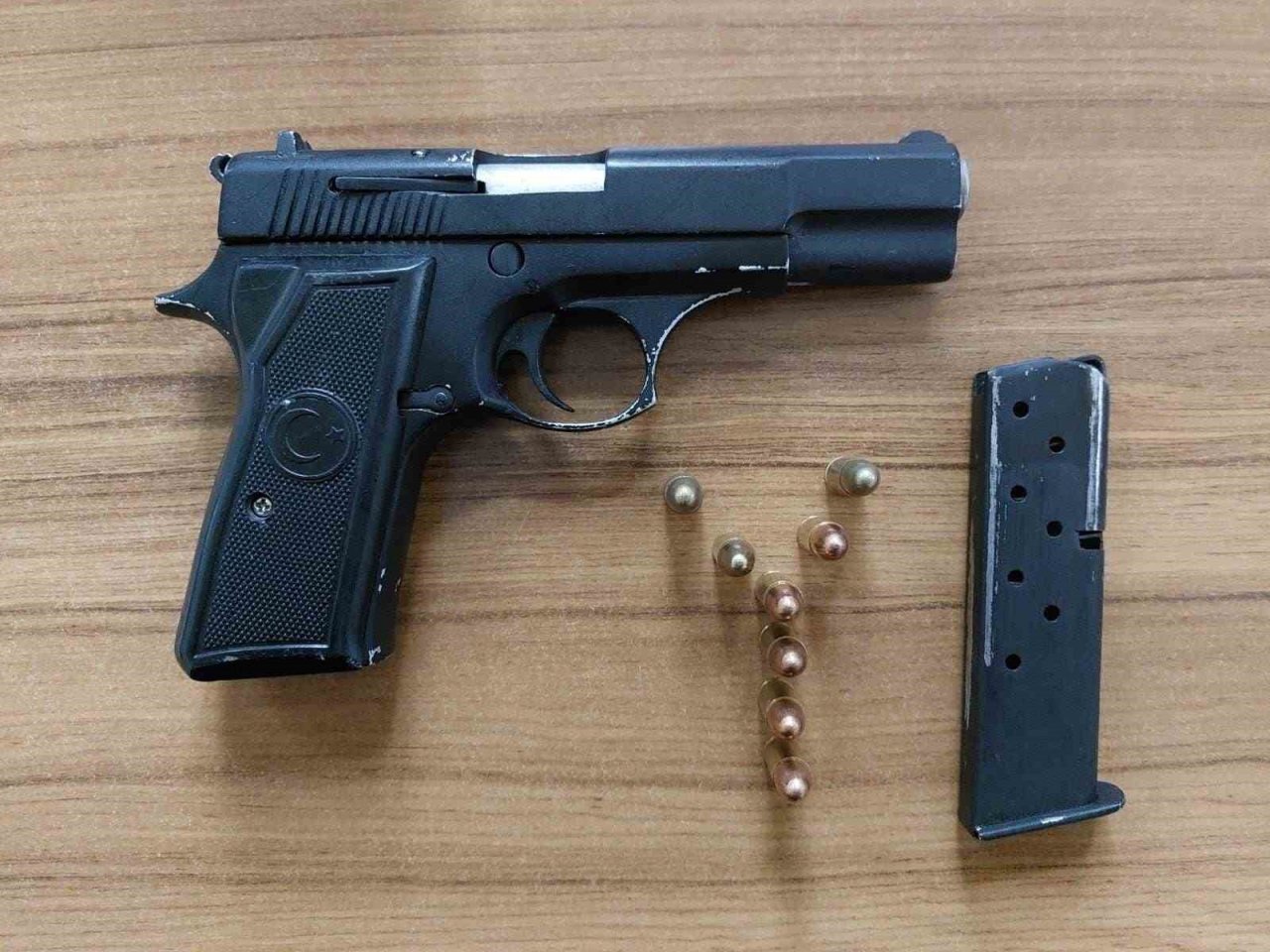 Polislerin huzur operasyonunda silah ve uyuşturucu ele geçirildi