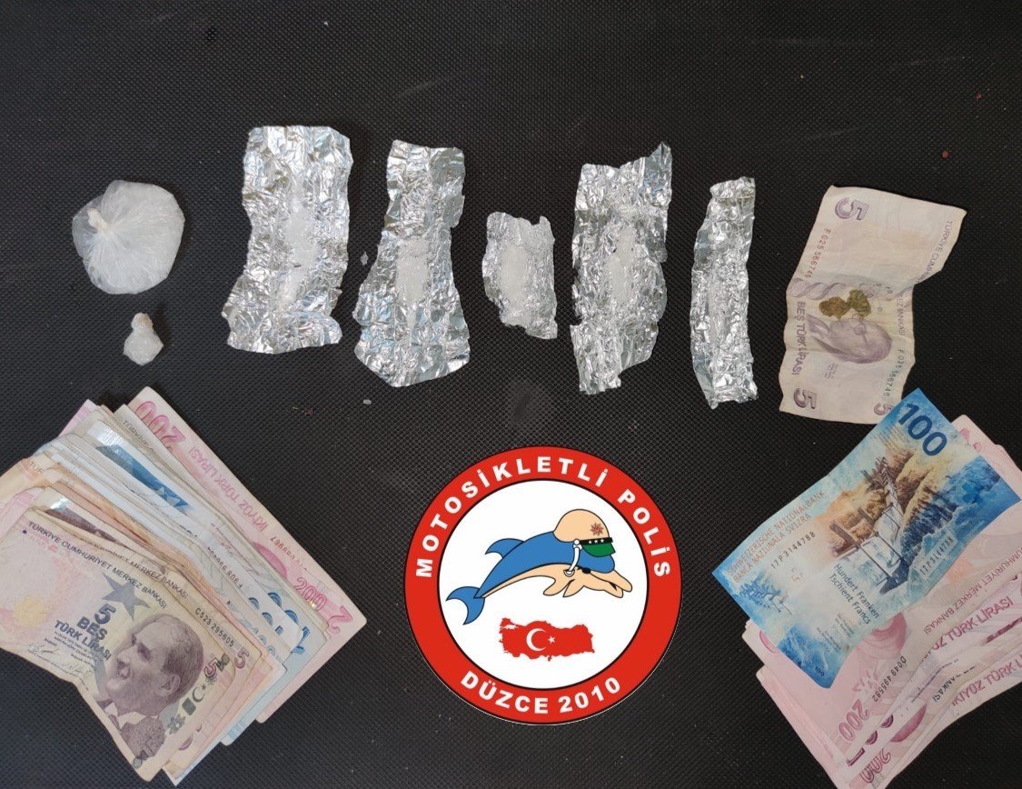 Polislerin huzur operasyonunda silah ve uyuşturucu ele geçirildi