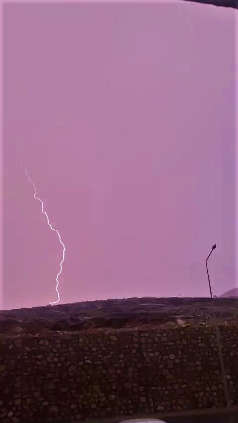 Elazığ’da şimşekler geceyi aydınlattı