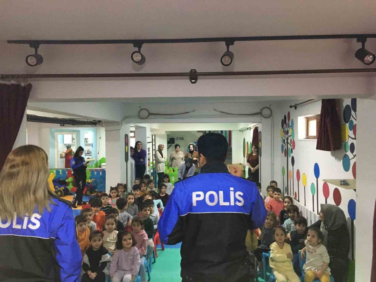 Elazığ’da öğrenciler polisleri unutmadı