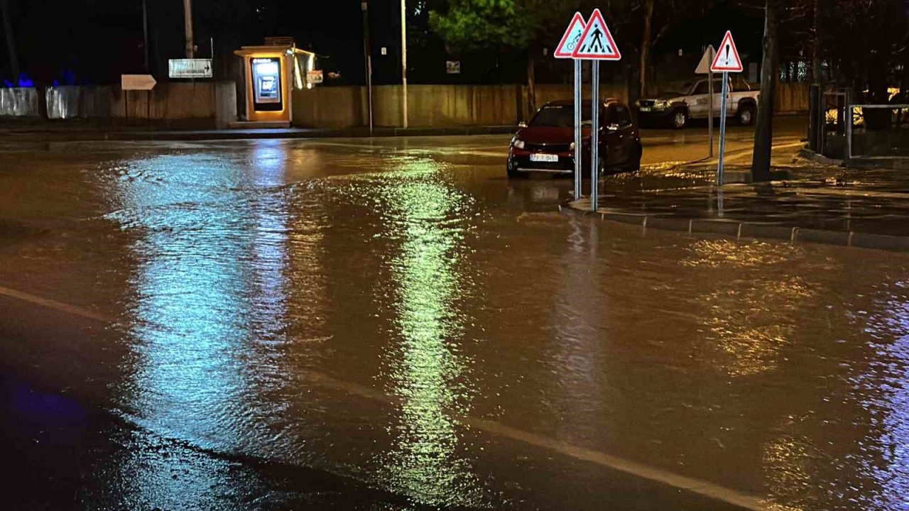 Elazığ’da sağanak yağışta yalın ayak yürüyüş