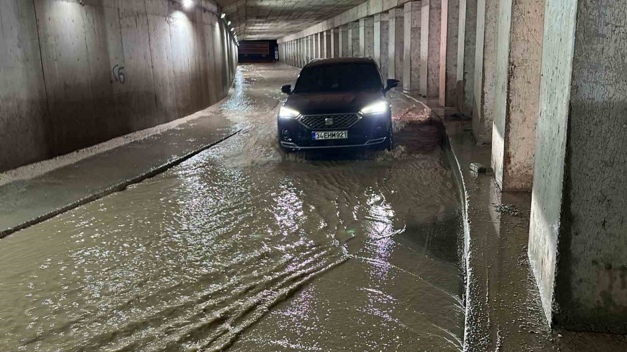 Elazığ’da sağanak yağışta yalın ayak yürüyüş