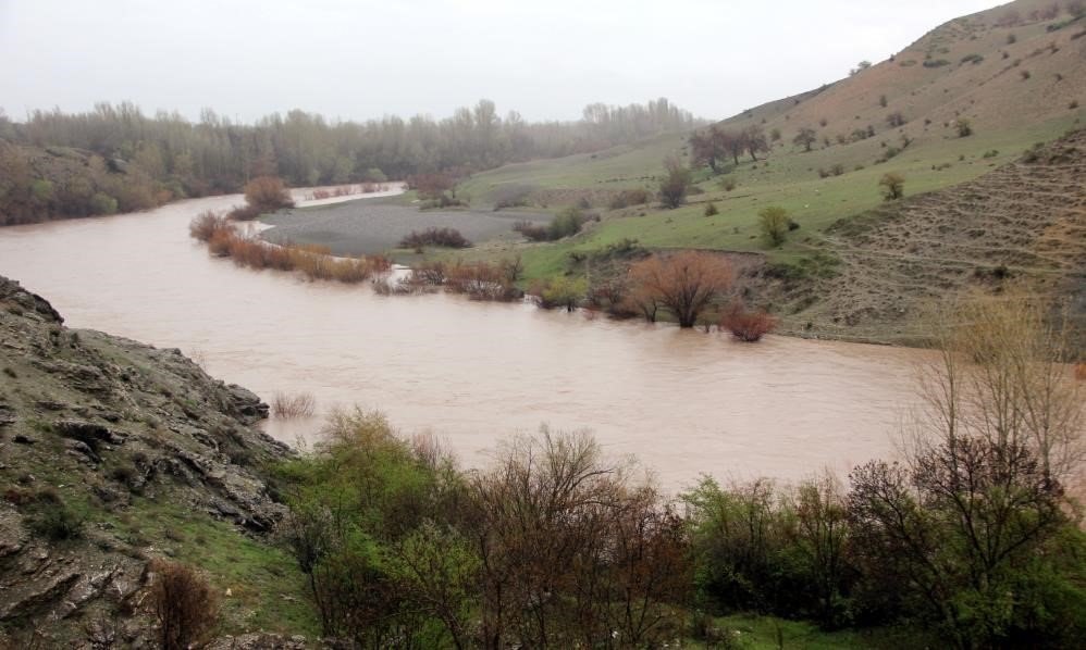 Erzincan’da yağmur nehir debilerini artırdı