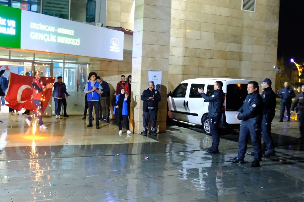 ‘Kavga var’ diye çağrılan polislere pasta sürprizi