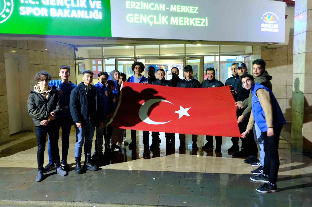 ‘Kavga var’ diye çağrılan polislere pasta sürprizi