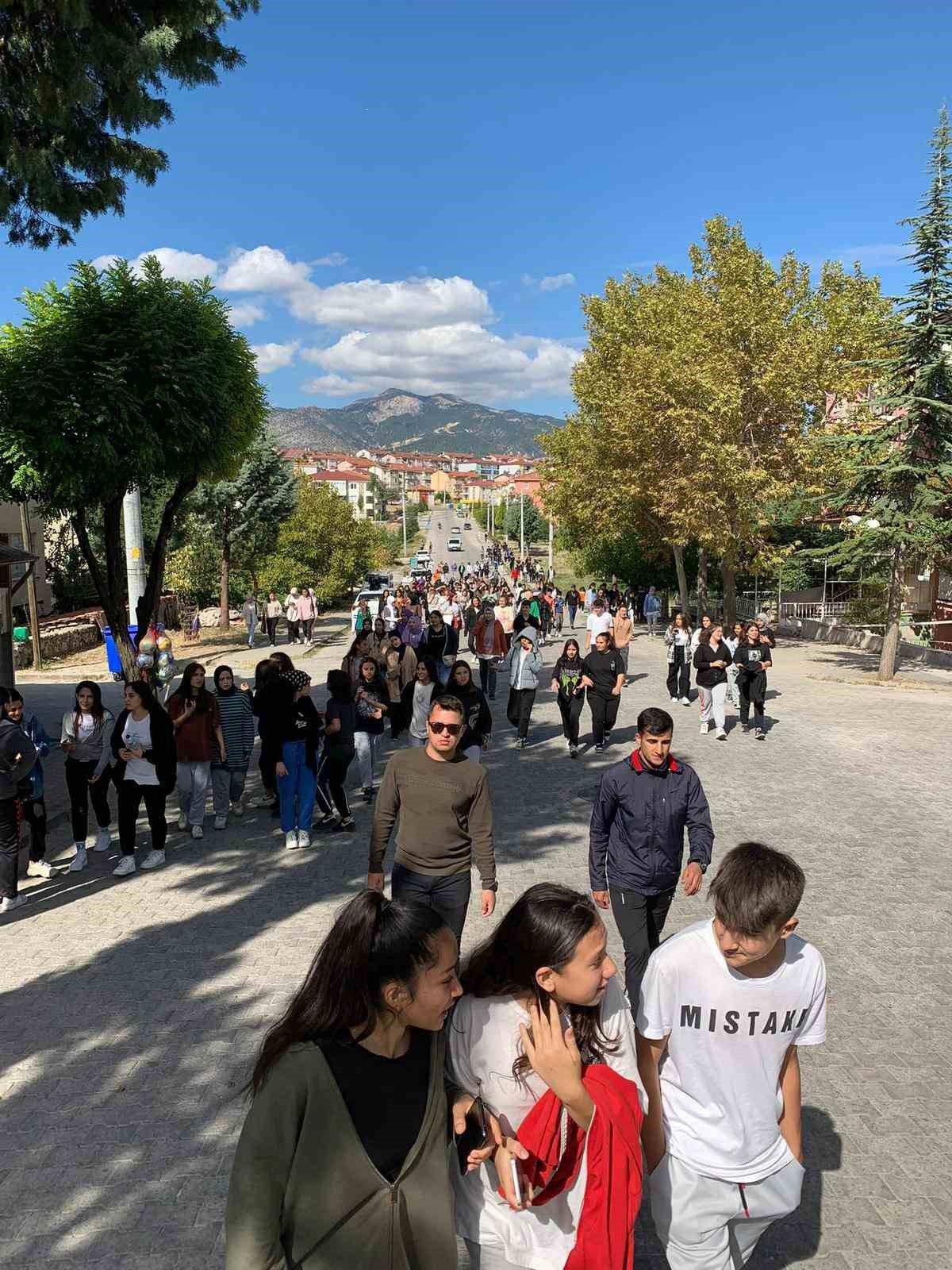 Gediz’de üniversite öğrencilerinden “Her Gün 10 Adım” projesi